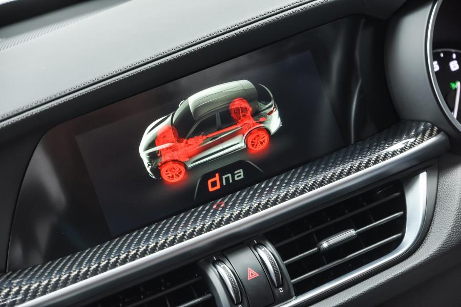 Детали интерьера Alfa Romeo Stelvio Quadrifoglio (949) 2019 года  (ZA) (фото 7 из 42)